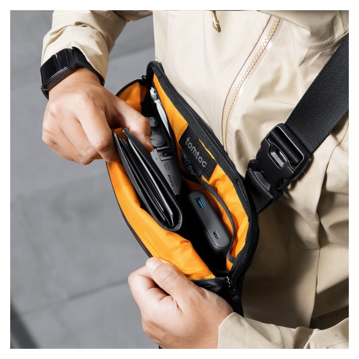 TOMTOC BOLSO SLING EXPLORER-T21 X-PAC S NS/IPAD 8” - NEGRO - 5