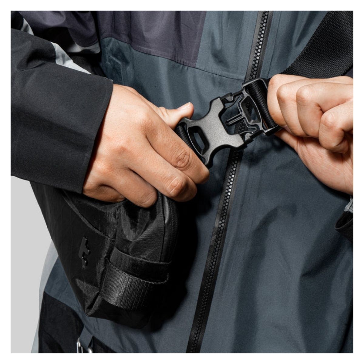 TOMTOC BOLSO SLING EXPLORER-T21 X-PAC S NS/IPAD 8” - NEGRO - 6