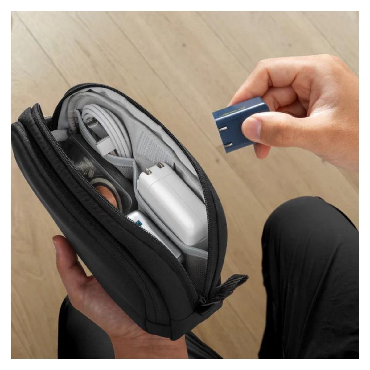 ESTUCHE TOMTOC LIGHT-T12 PARA ACCESORIOS ELECTRÓNICOS MEDIANO NEGRO - 6