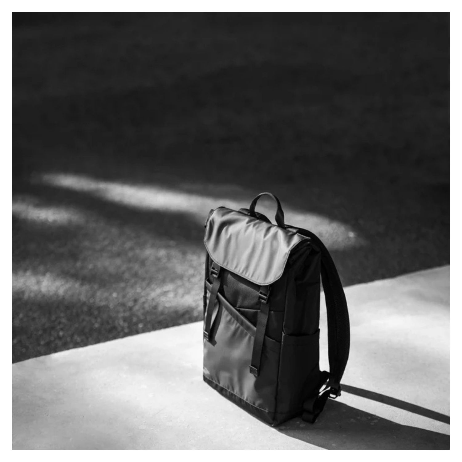TOMTOC MOCHILA SLASH-T64 18L PARA COMPUTADOR DE 16' - NEGRO - 4