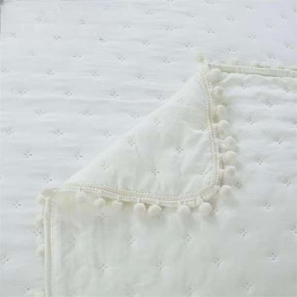 CUBRECAMA Y FUNDAS CON POMPON DOS PLAZAS DORMITORIO - 2