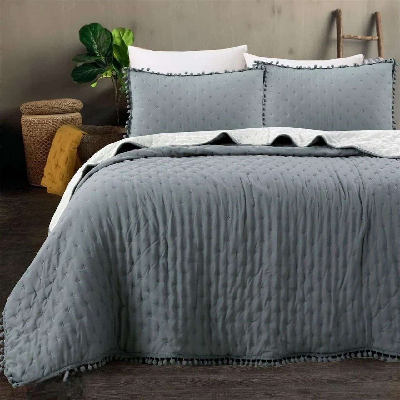 CUBRECAMA Y FUNDAS CON POMPON DOS PLAZAS DORMITORIO - 1