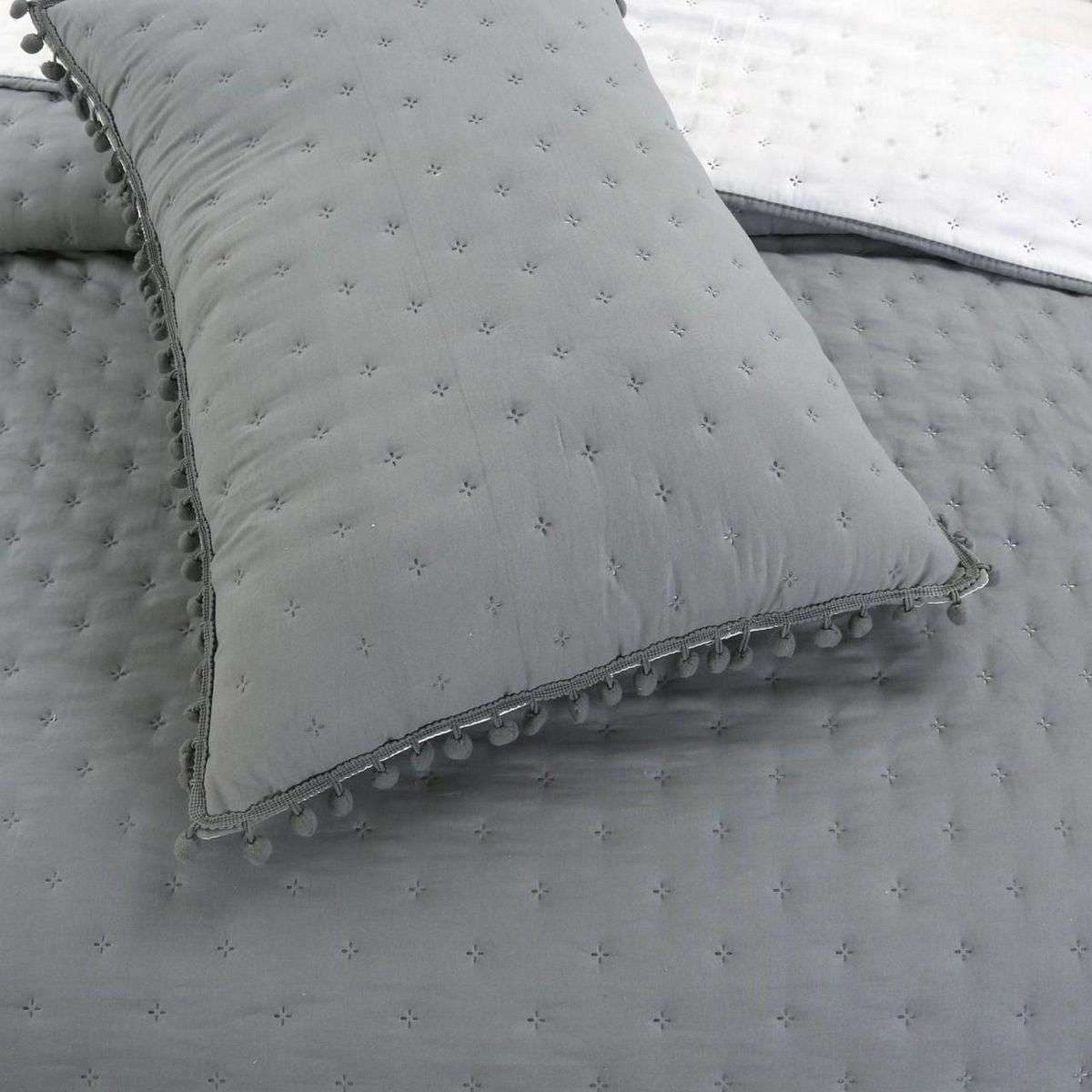 CUBRECAMA Y FUNDAS CON POMPON DOS PLAZAS DORMITORIO - 2