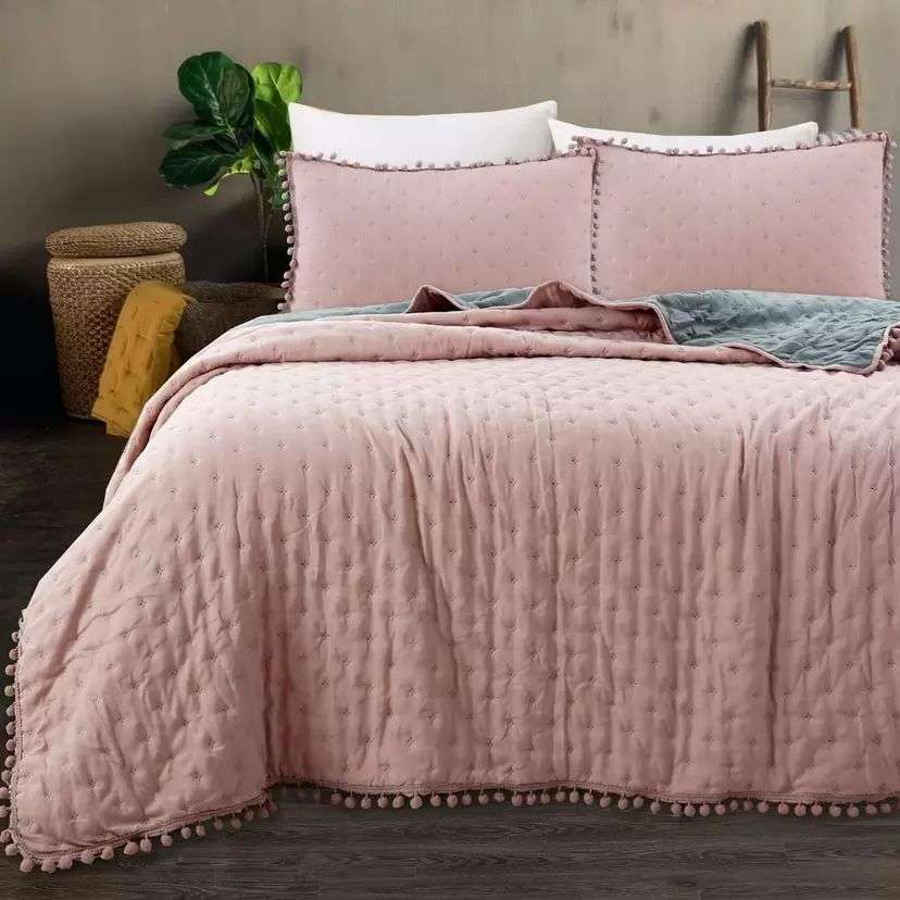 CUBRECAMA Y FUNDAS CON POMPON DOS PLAZAS DORMITORIO - 1