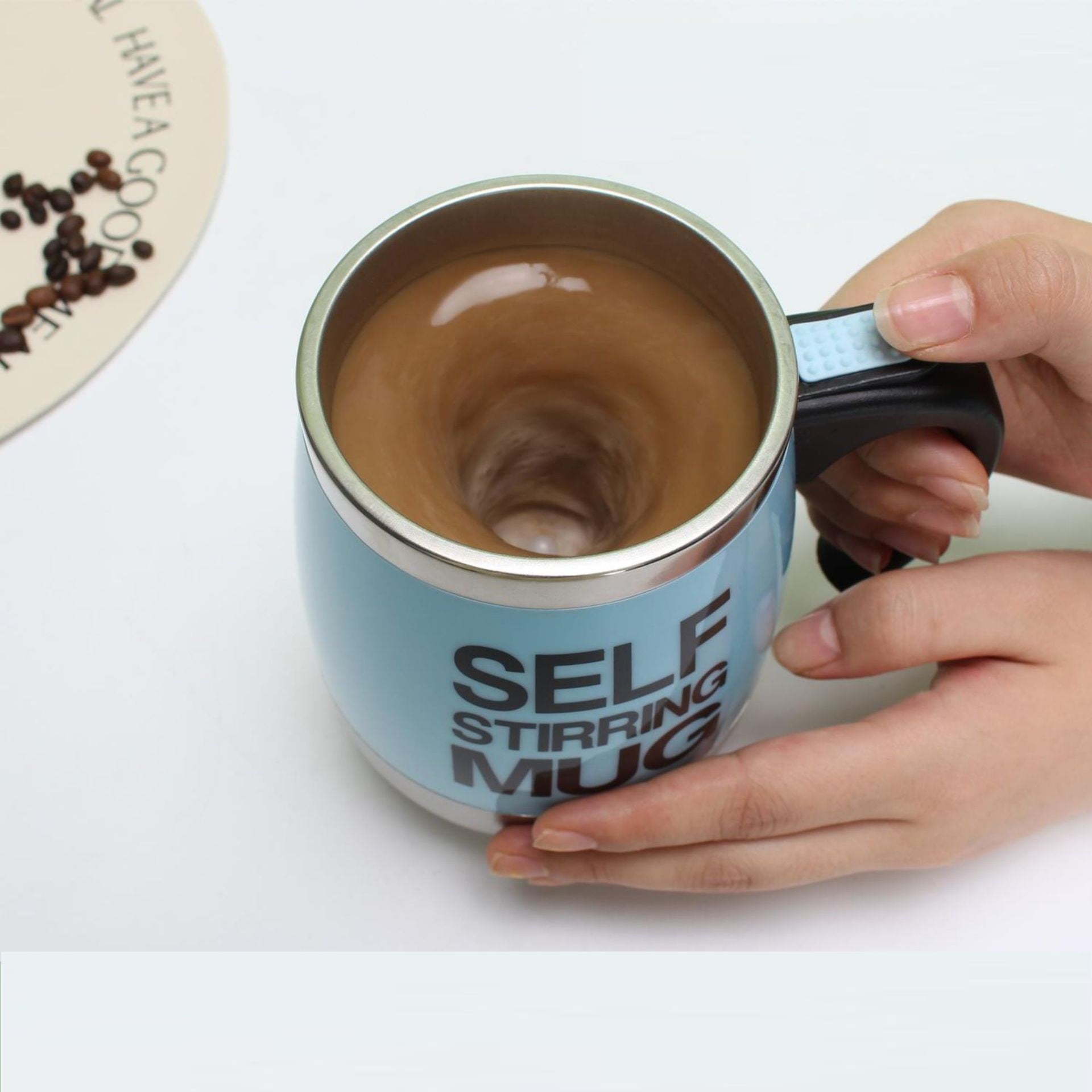 TAZÓN TAZA MUG CON REVOLVEDOR AUTOMÁTICO A PILAS CON TAPA - 4