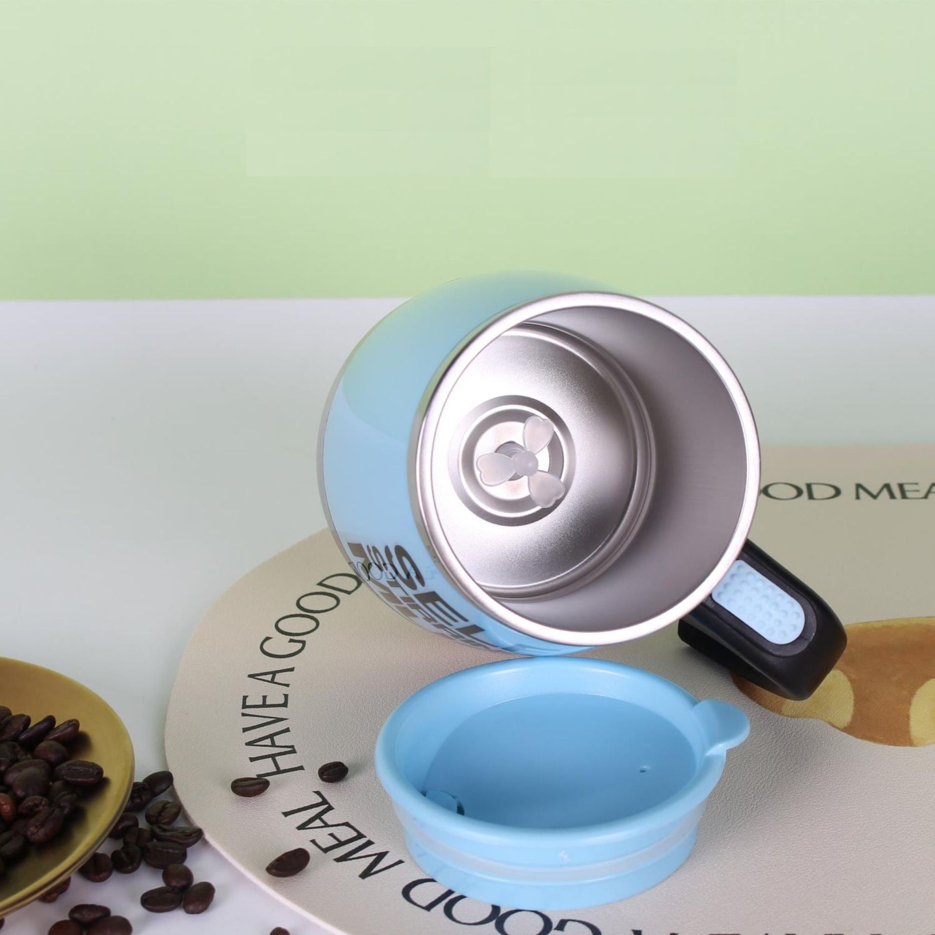 TAZÓN TAZA MUG CON REVOLVEDOR AUTOMÁTICO A PILAS CON TAPA - 6