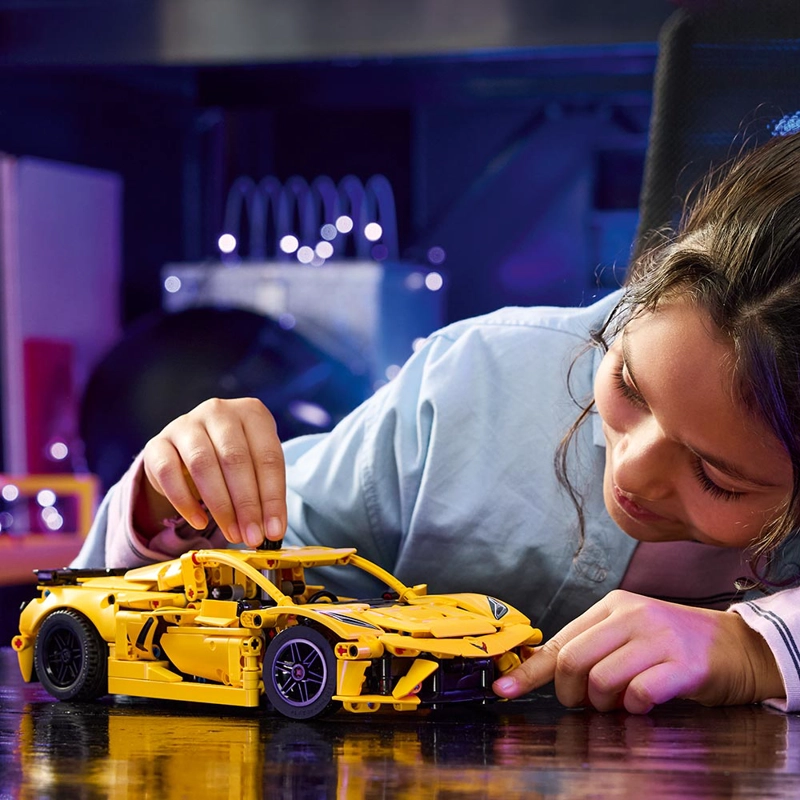 LEGO CHEVROLET CORVETTE STINGRAY (42205) - 6