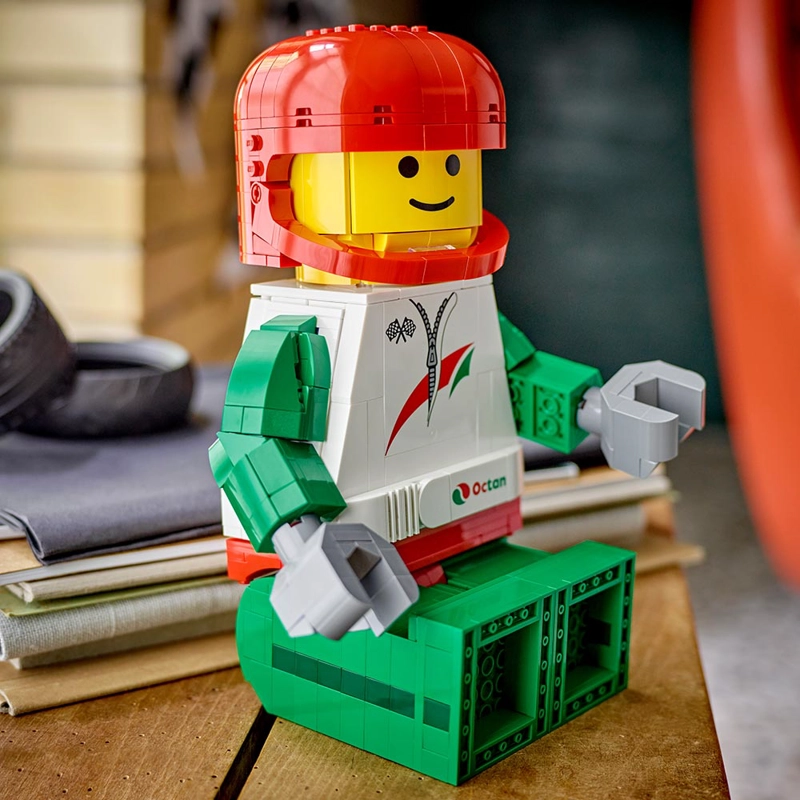 LEGO 40819 MINIFIGURA GIGANTE DE PILOTO DE CARRERAS - 3
