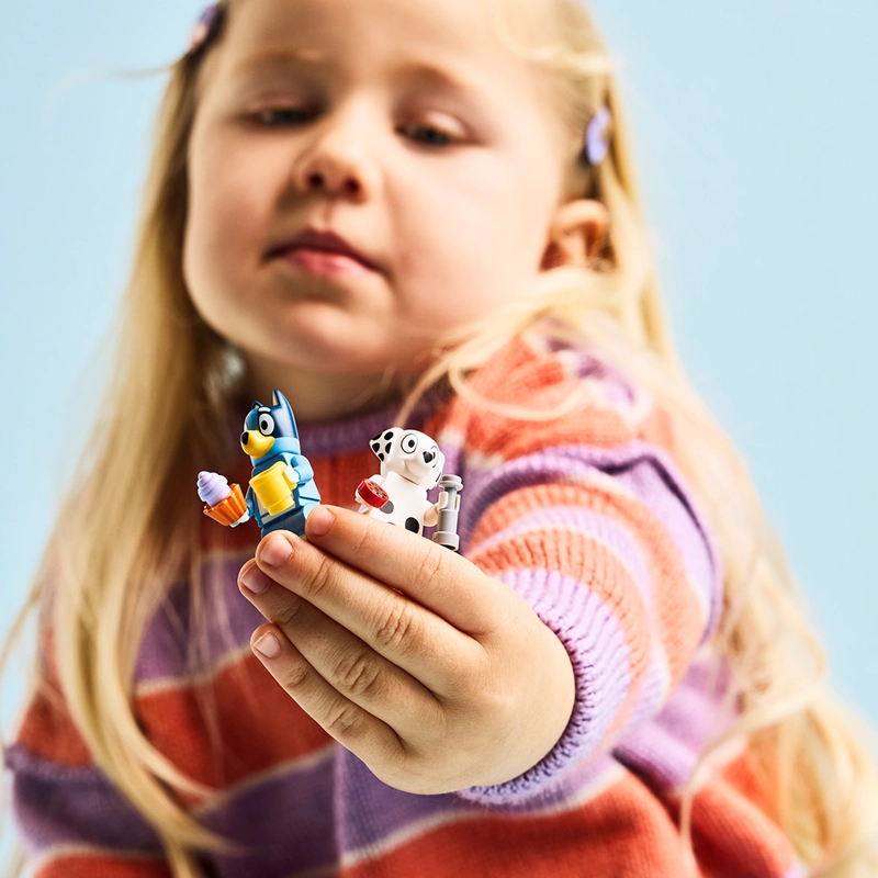 LEGO DIVERSION EN EL PARQUE DE JUEGOS CON BLUEY Y CLOEY - 6