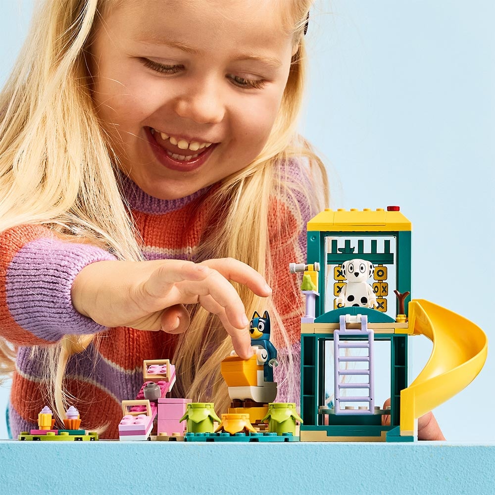 LEGO DIVERSION EN EL PARQUE DE JUEGOS CON BLUEY Y CLOEY - 7