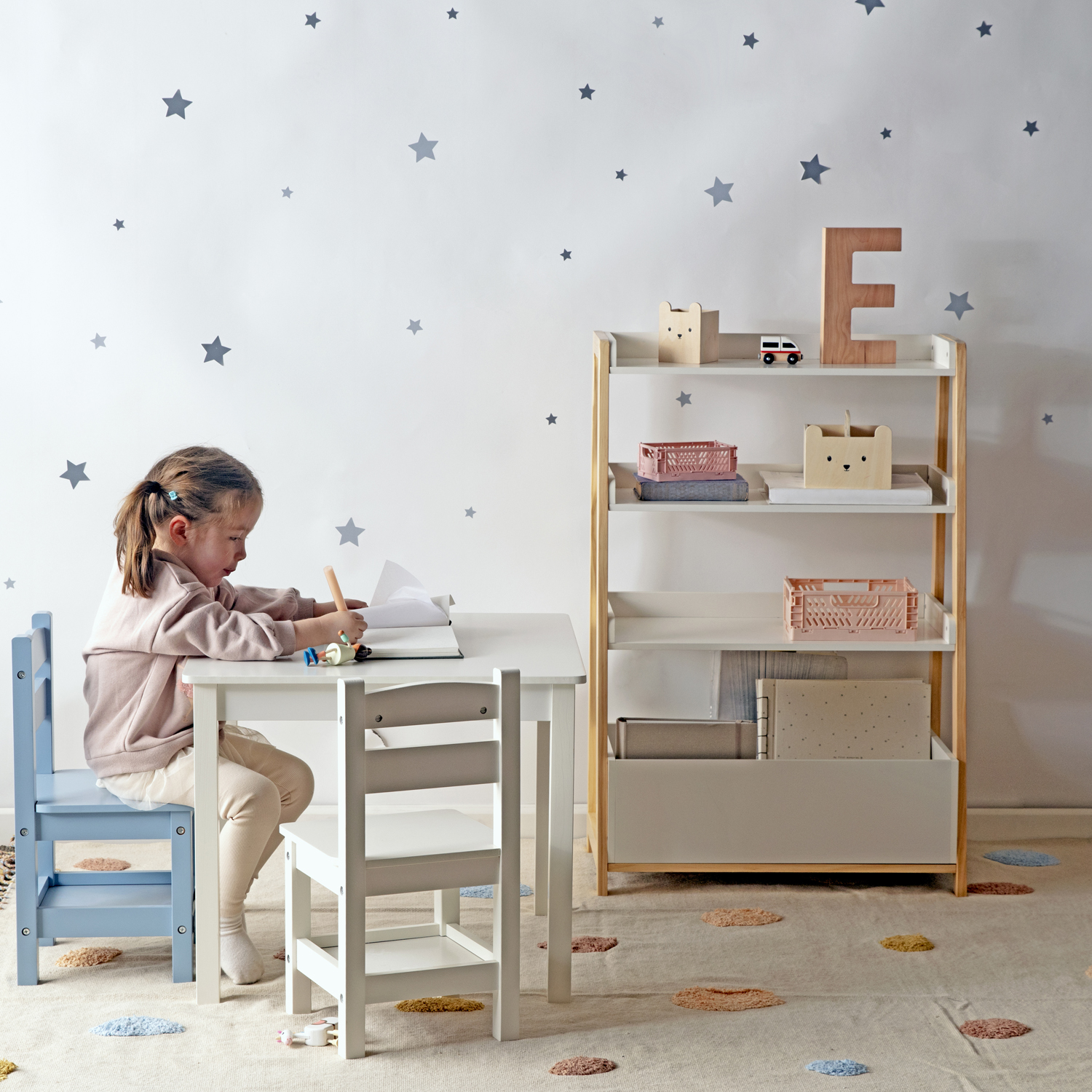 PACK INFANTIL FORM DESIGN 1 MESA 2 SILLAS OLIVIA BLANCO/CELESTE MADERA - 2