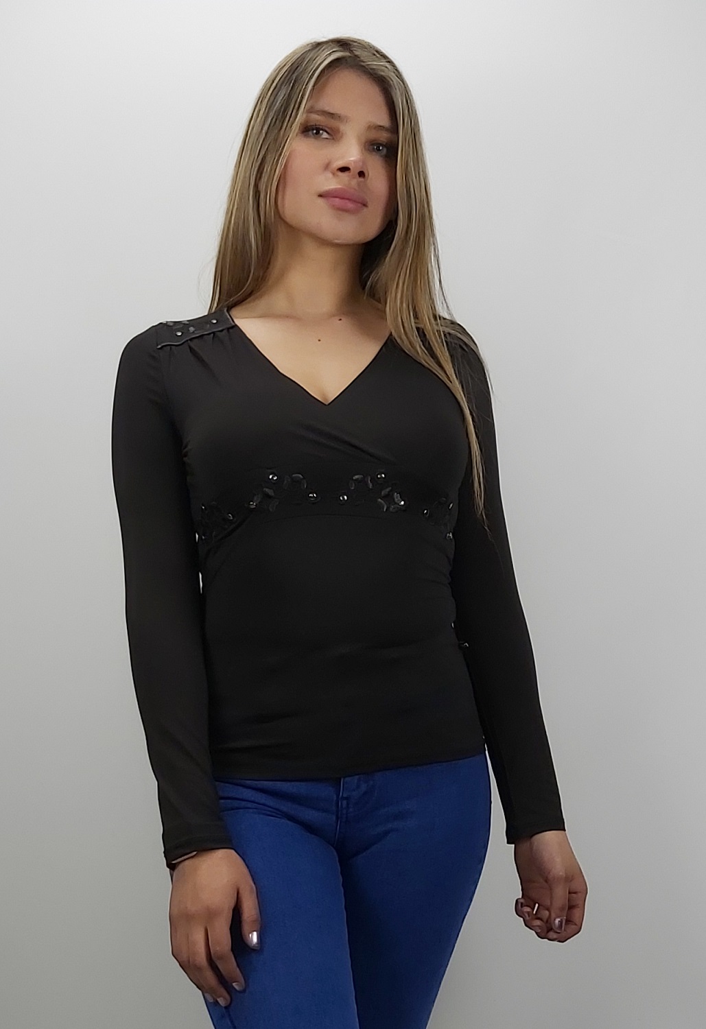 POLERA CUELLO V - 1