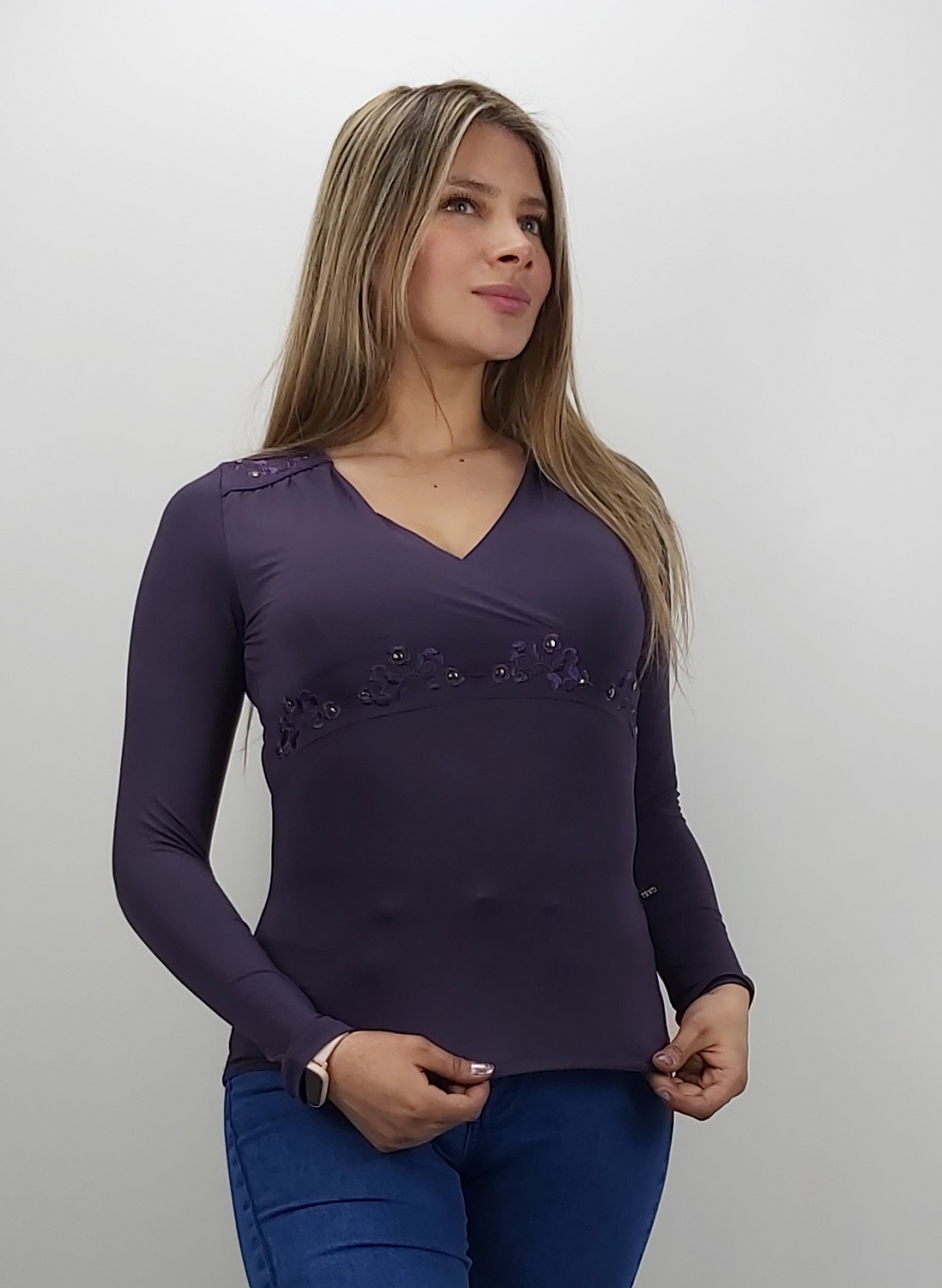 POLERA CUELLO V - 1