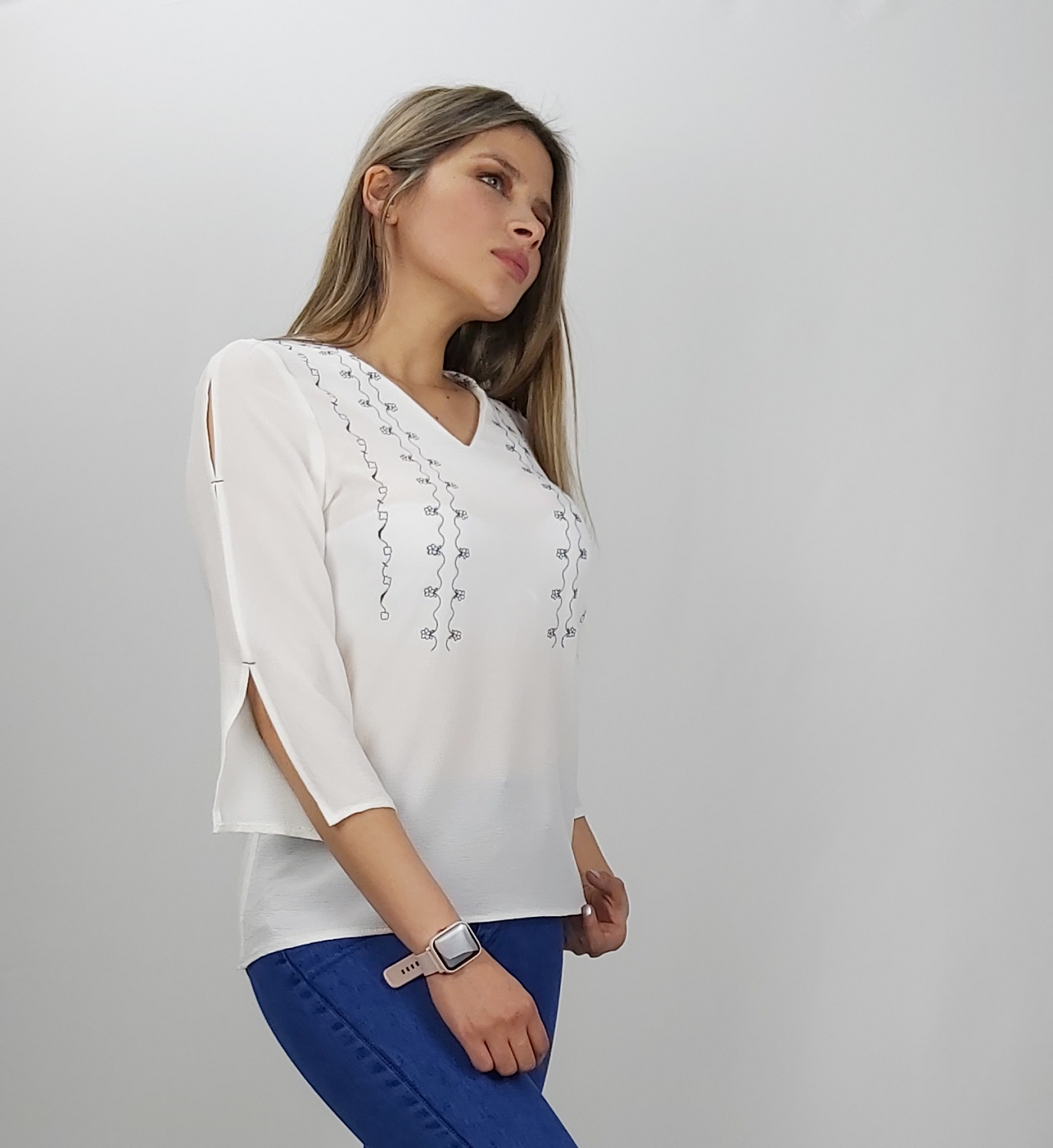 POLERA BLANCA BORDADA NEGRO - 2
