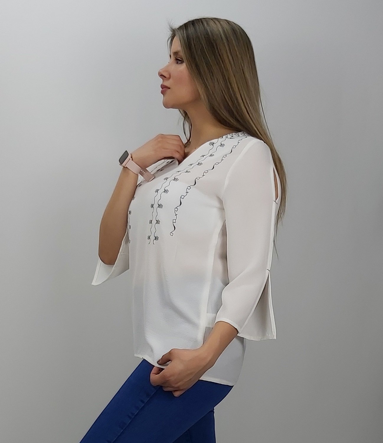 POLERA BLANCA BORDADA AZUL - 2