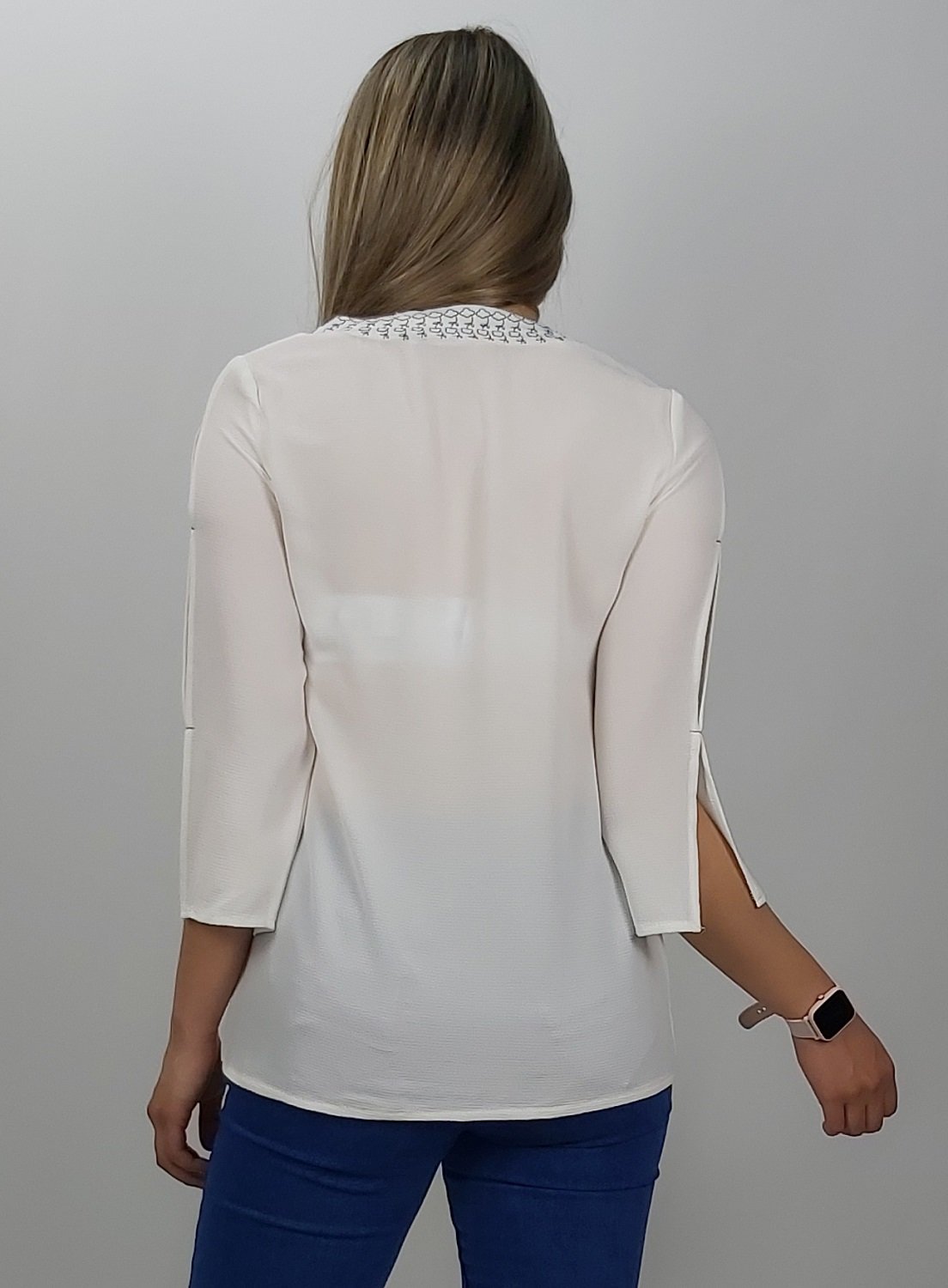 POLERA BLANCA BORDADA AZUL - 3