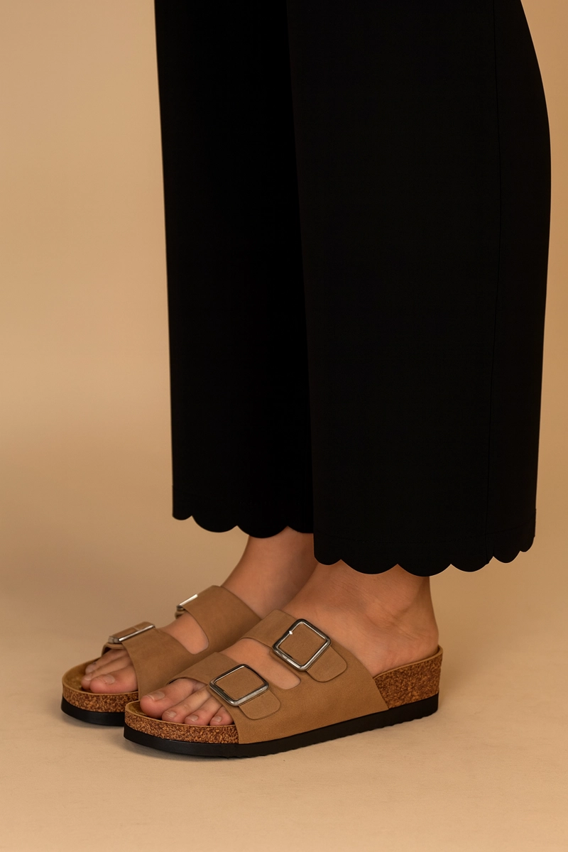 SANDALIAS MUJER CHANCLETA CAMEL ARLEQUIN - 4