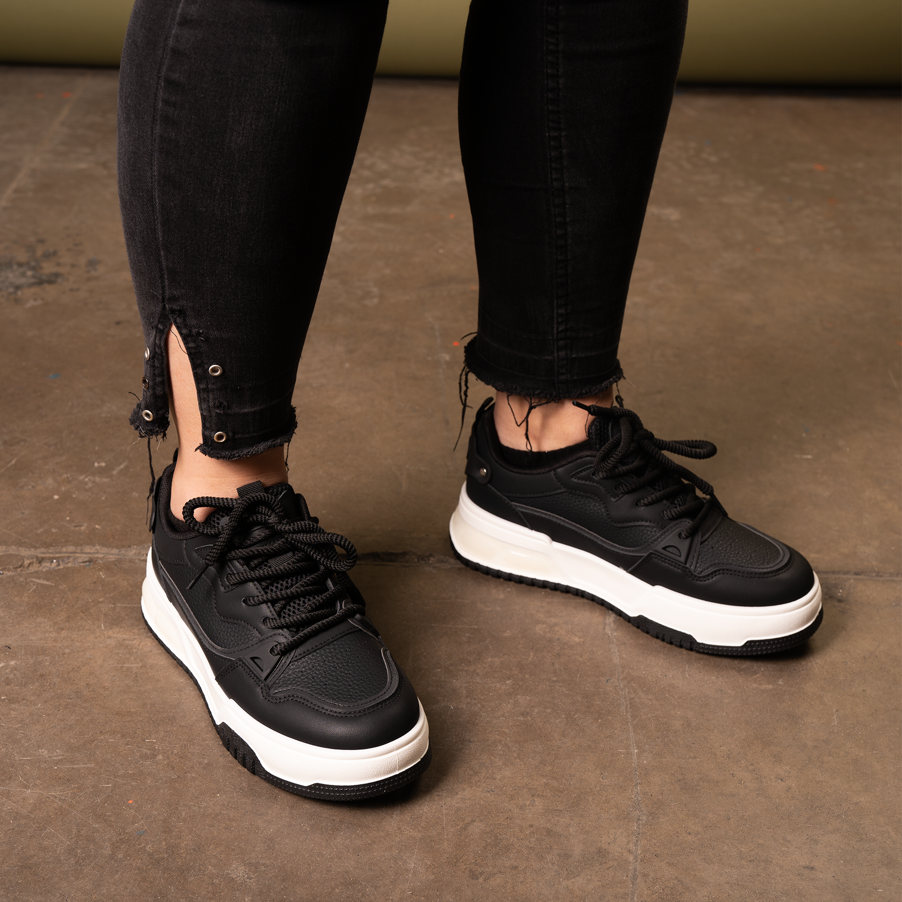 Ripley - ZAPATILLA MUJER NEGRO SANURA CHINITOWN