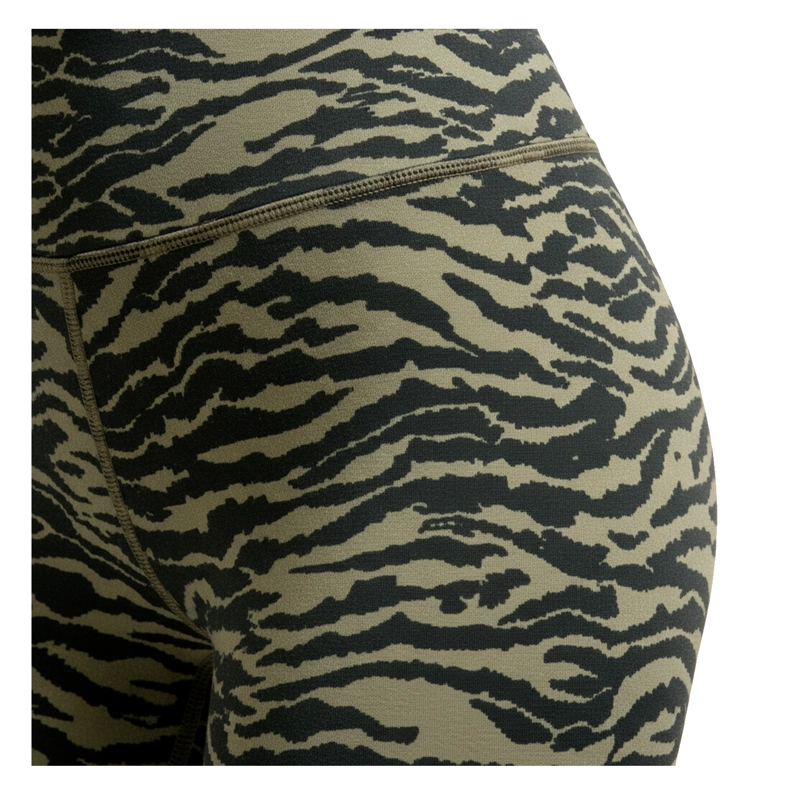 CALZA DEPORTIVA LARGA ESTAMPADA QUEENIEKE MUJER - 4