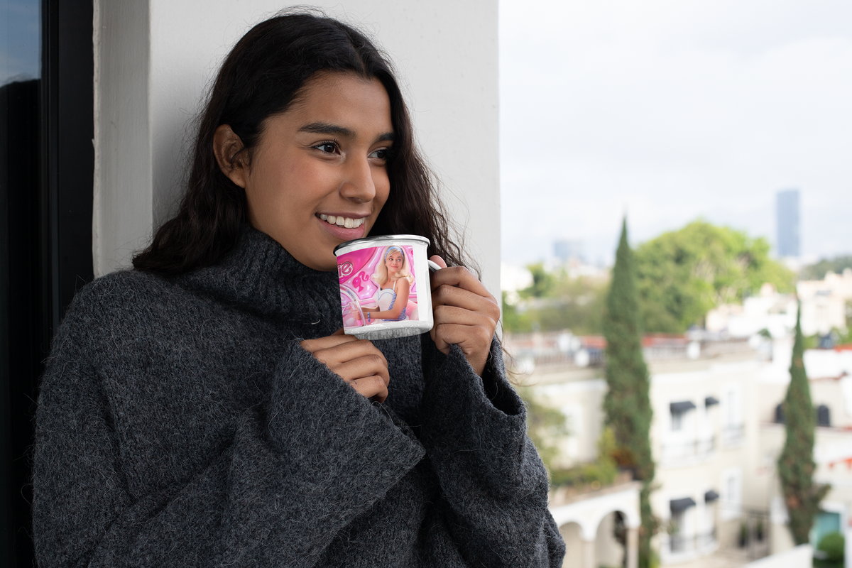 TAZA ENLOZADA LECHERA BARBIE MANEJANDO PELICULA CORAZONES - 2