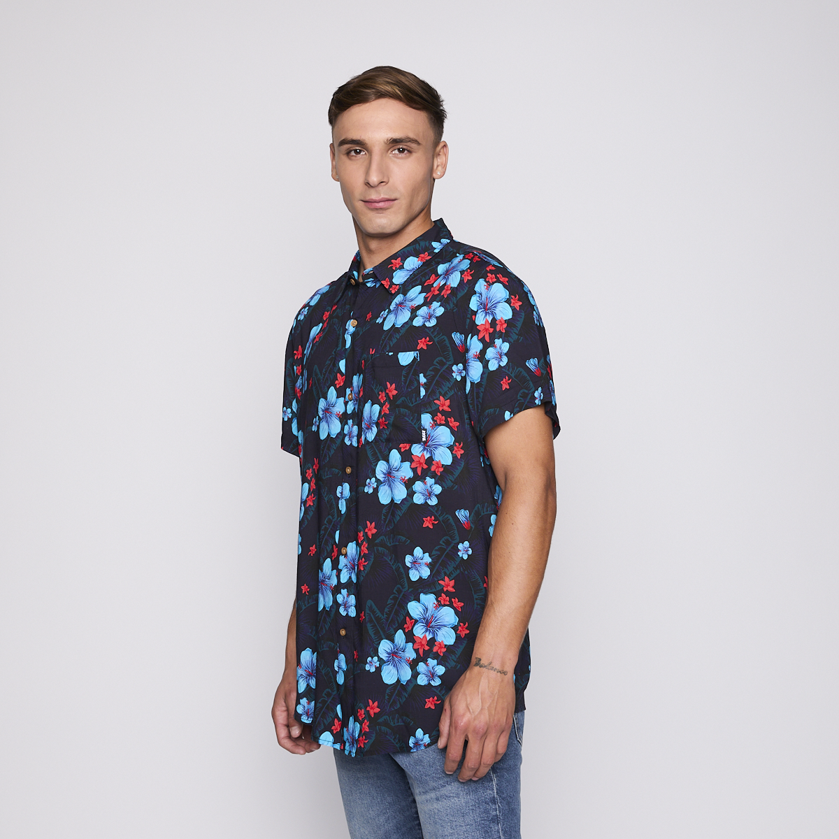 CAMISA REEF MEN NEGRA FLOREADA - 2