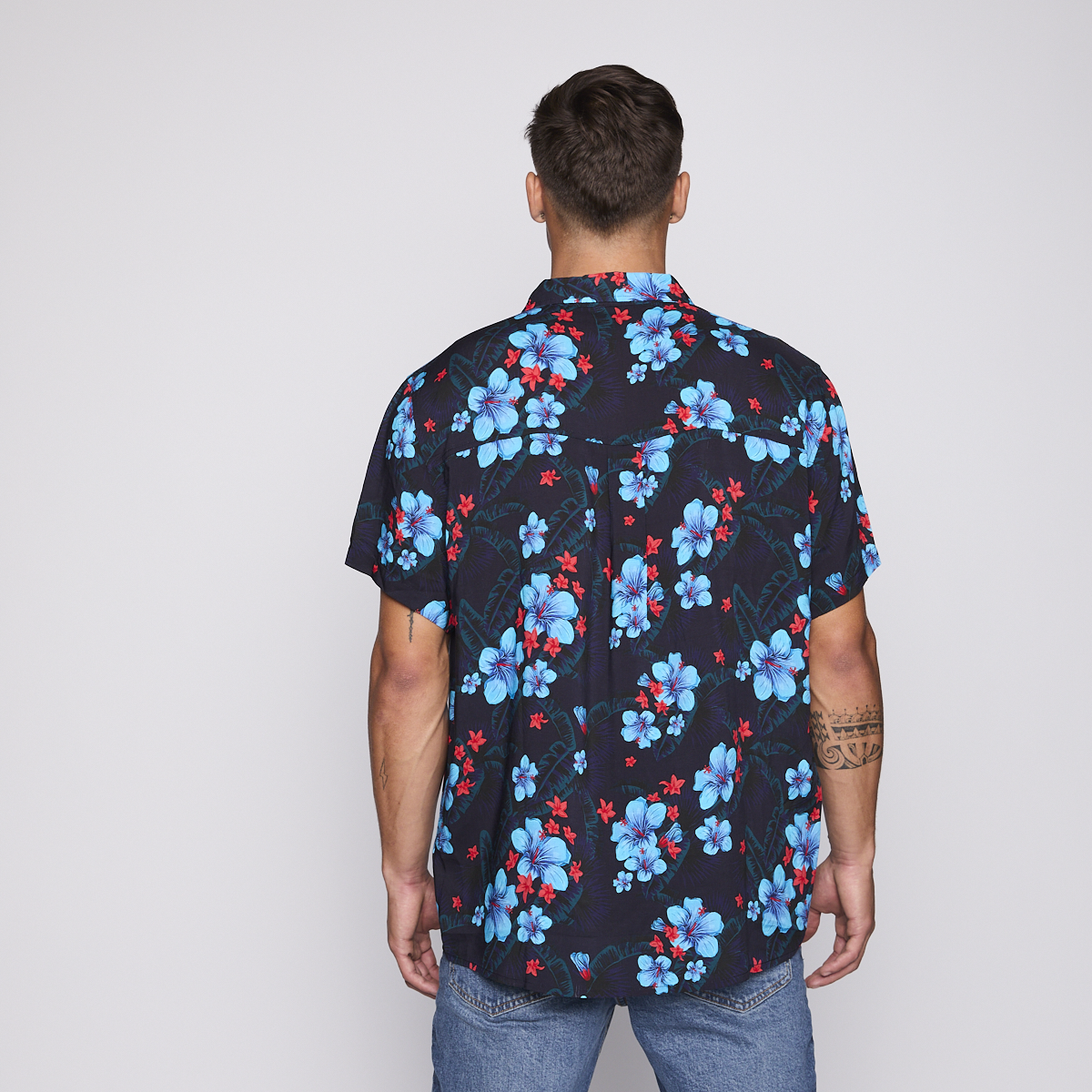 CAMISA REEF MEN NEGRA FLOREADA - 3