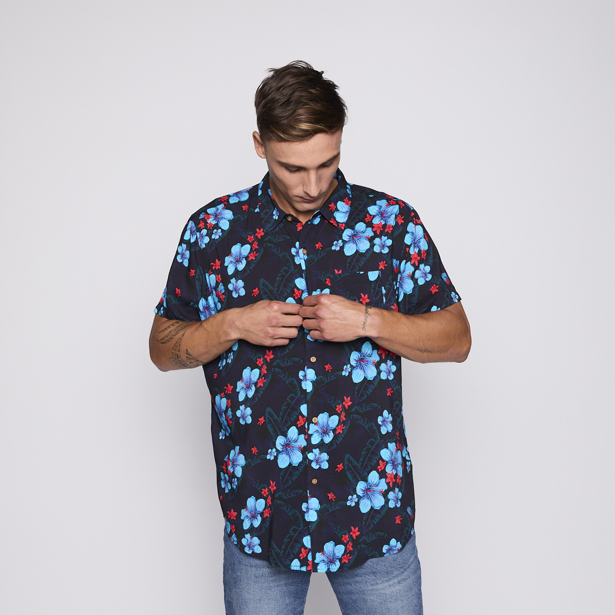 CAMISA REEF MEN NEGRA FLOREADA - 4