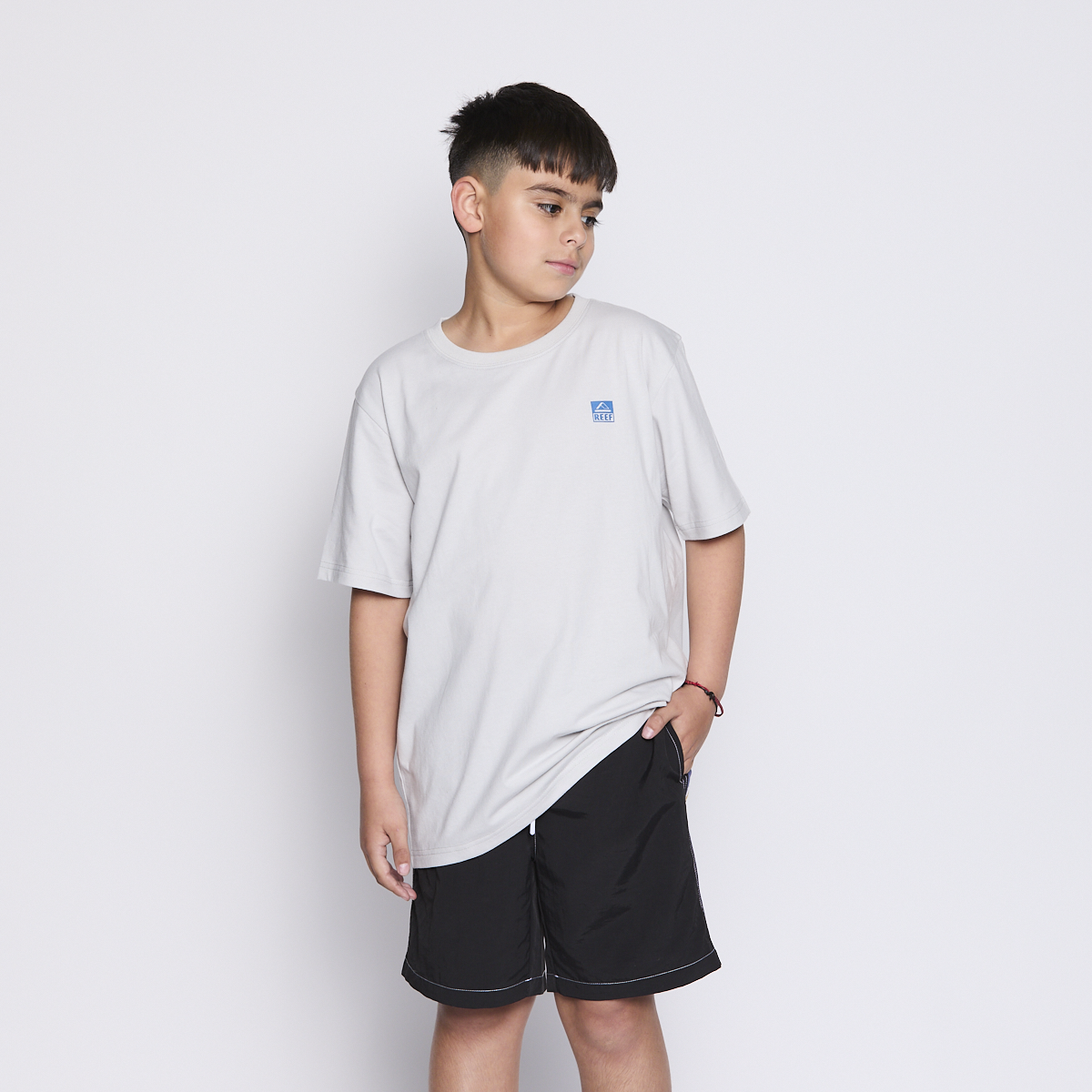 POLERA REEF KIDS LIGHT GREY LOGO BACK - 4