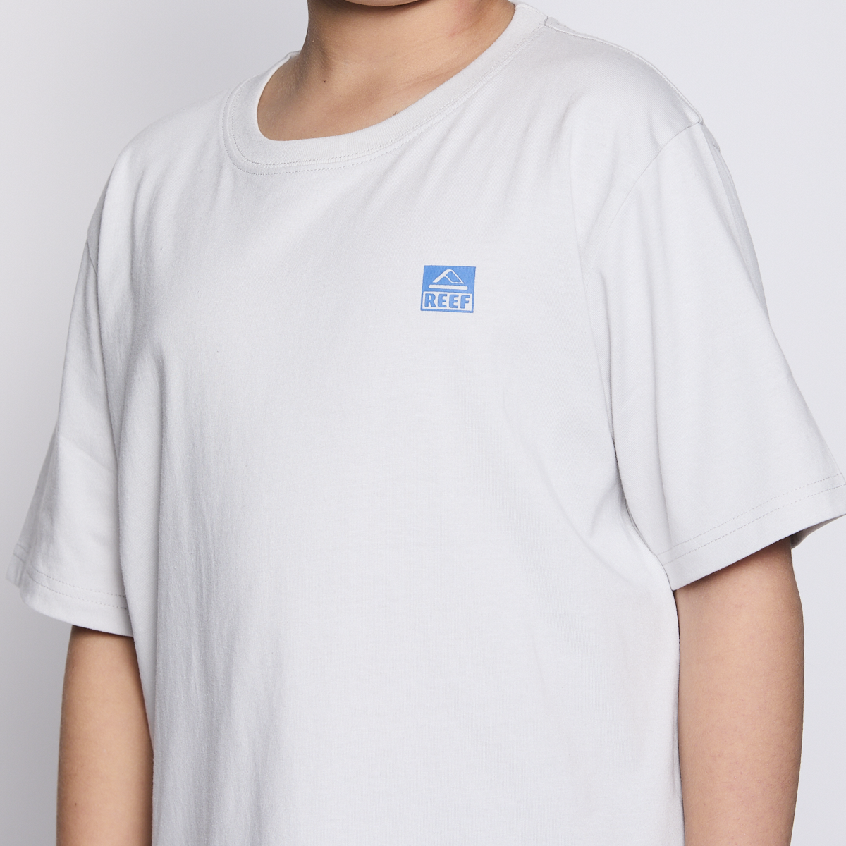 POLERA REEF KIDS LIGHT GREY LOGO BACK - 5