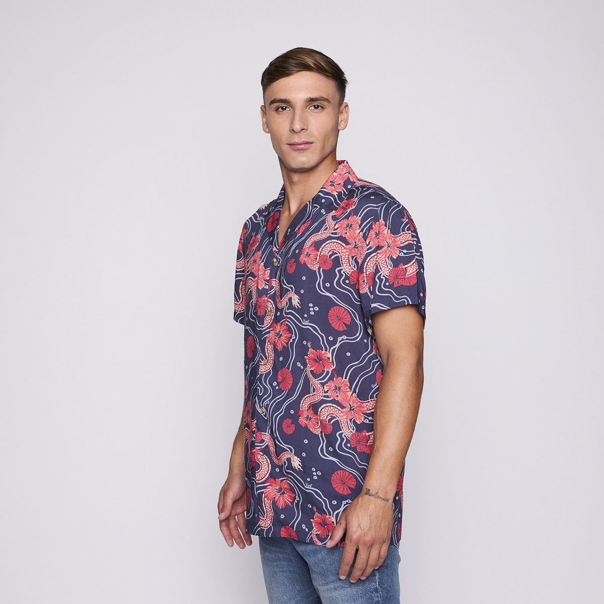 CAMISA REEF MEN AZUL DRAGONES ROJOS Y FLORES - 2