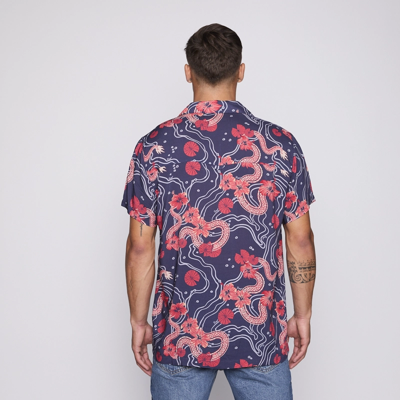 CAMISA REEF MEN AZUL DRAGONES ROJOS Y FLORES - 3