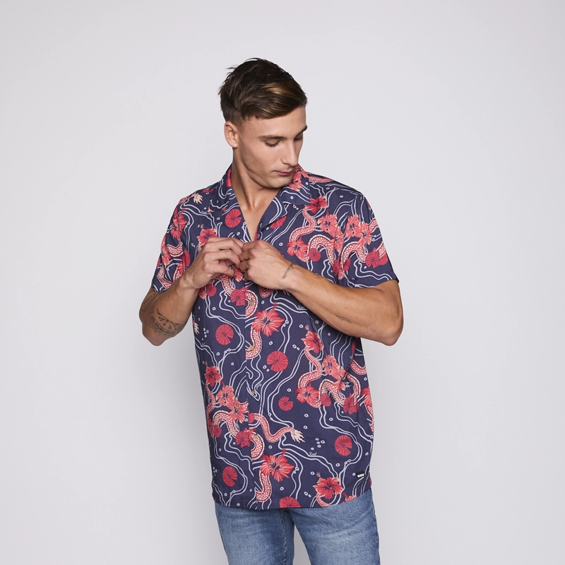 CAMISA REEF MEN AZUL DRAGONES ROJOS Y FLORES - 4