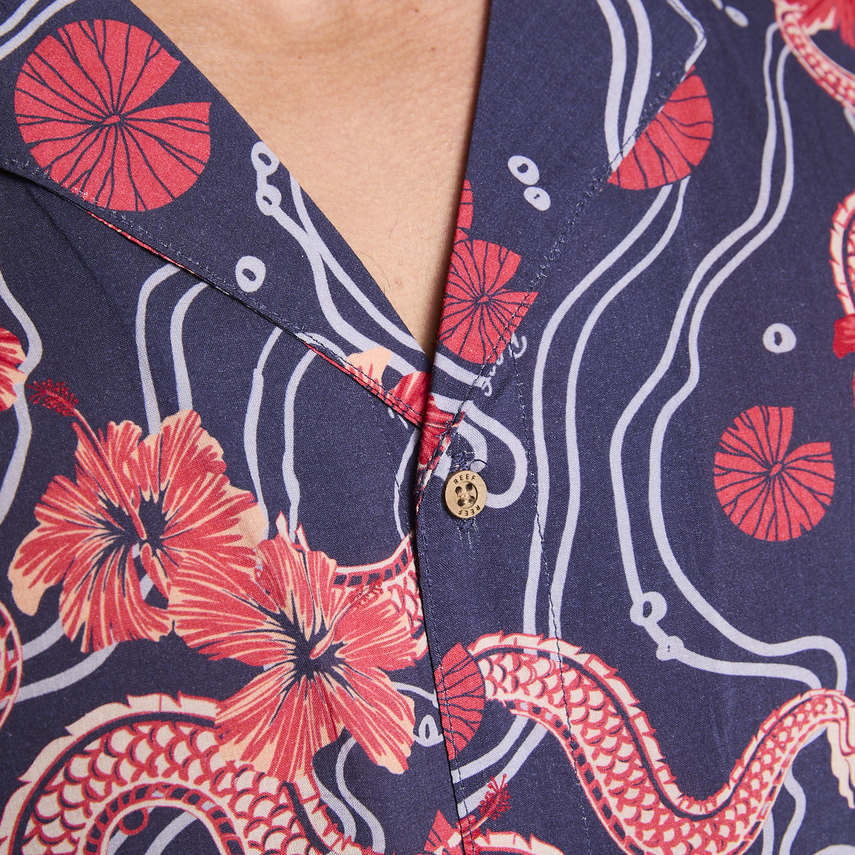 CAMISA REEF MEN AZUL DRAGONES ROJOS Y FLORES - 5