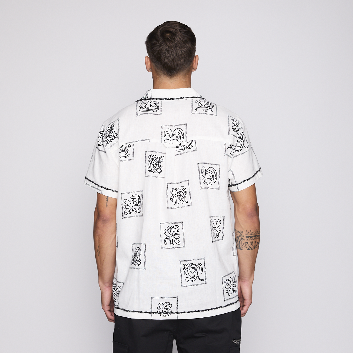 CAMISA REEF MEN BEIGE DISEÑOS NEGRO - 3