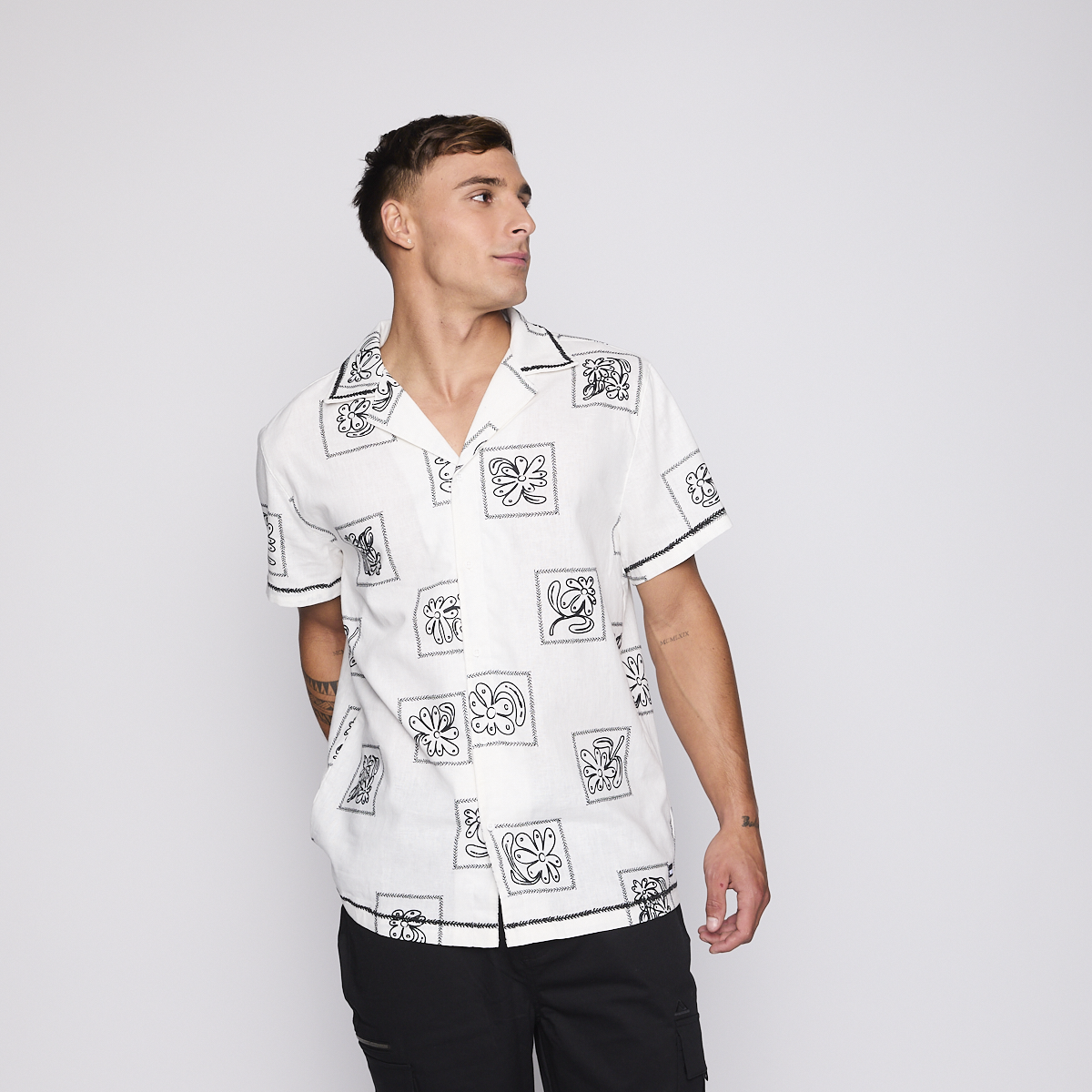 CAMISA REEF MEN BEIGE DISEÑOS NEGRO - 4