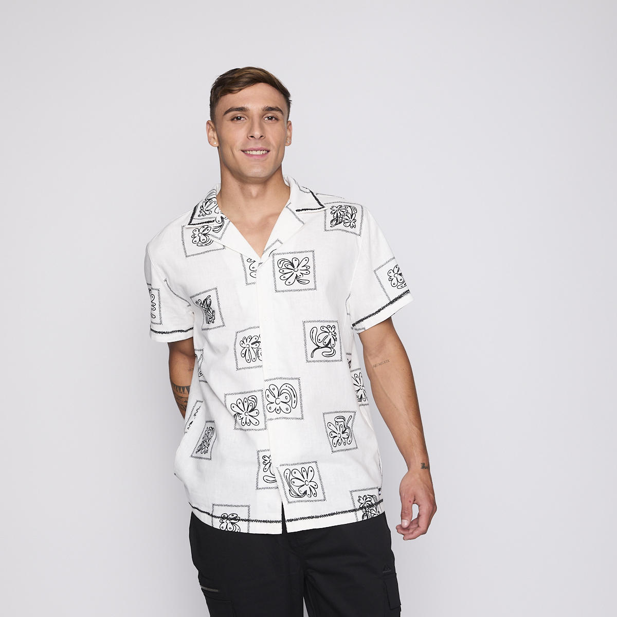 CAMISA REEF MEN BEIGE DISEÑOS NEGRO - 5