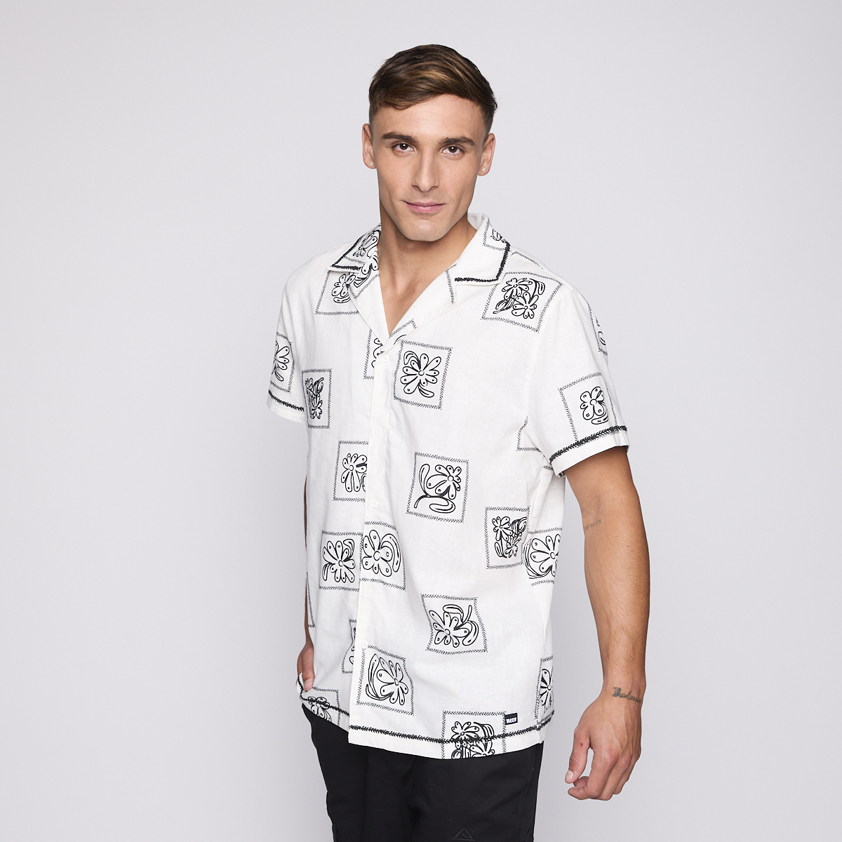 CAMISA REEF MEN BEIGE DISEÑOS NEGRO - 6