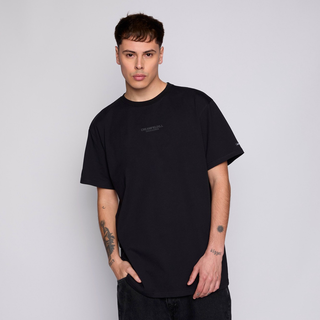 POLERA CREAMFIELDS X WHATUP BLACK ICON LOGO DARK GREY - 1