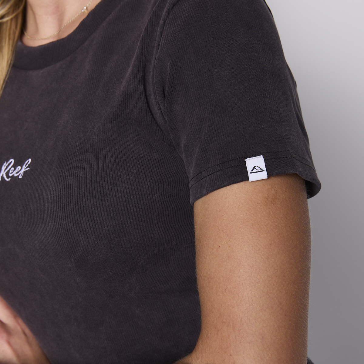 POLERA CROP REEF WOMEN BLACK LOGO - 5