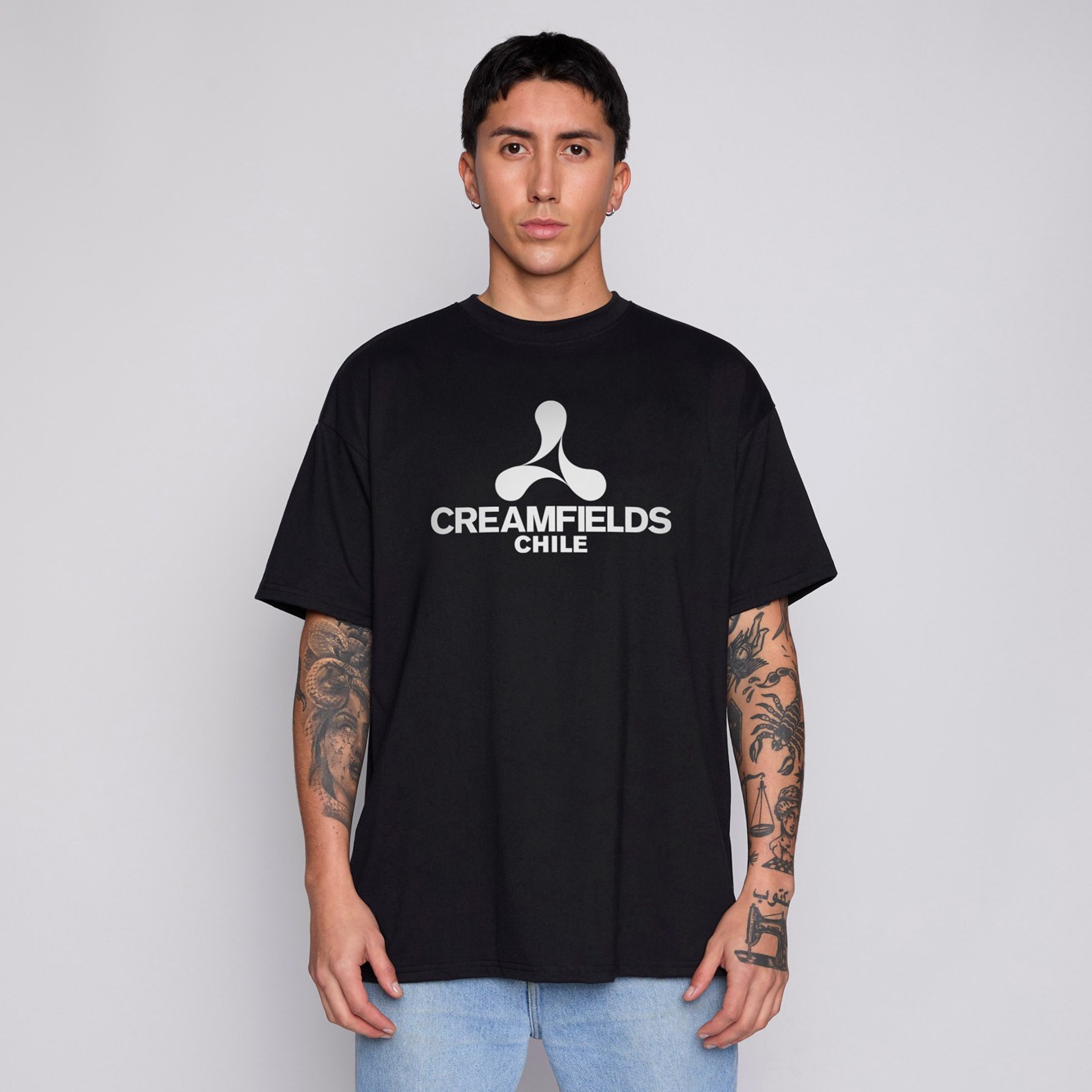 POLERA CREAMFIELDS X WHATUP BLACK ICON LOGO SILVER - 1