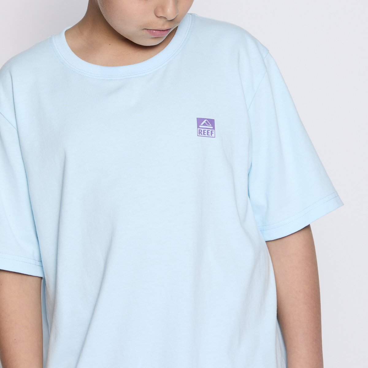 POLERA REEF KIDS LIGHT BLUE LOGO BACK - 6