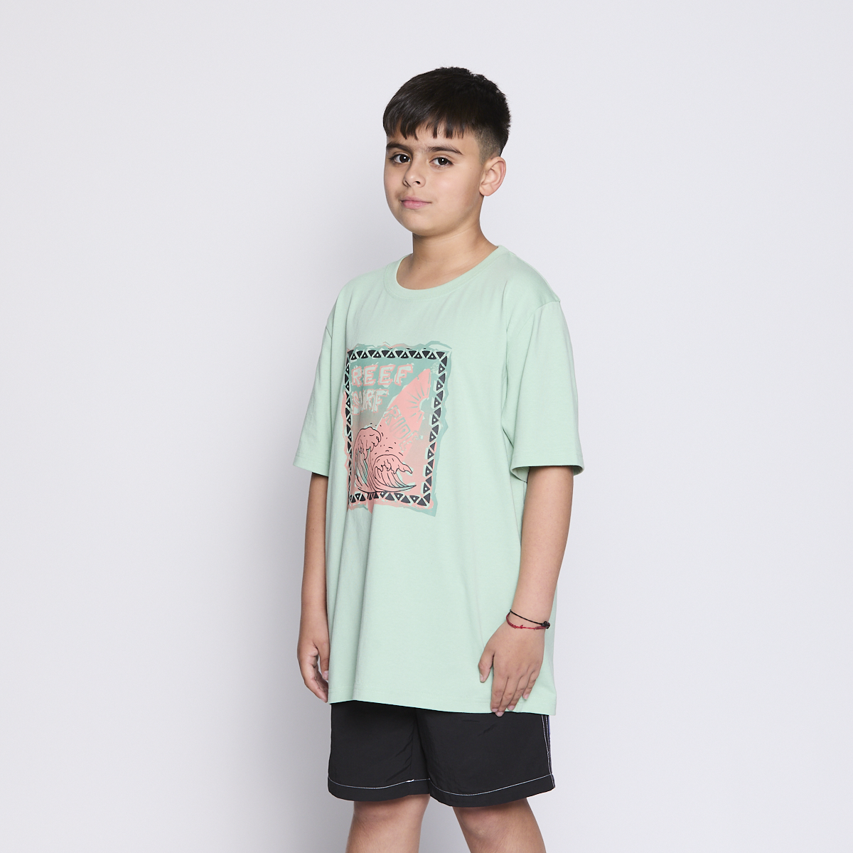POLERA REEF KIDS LIGHT GREEN PRINT FRONT - 2