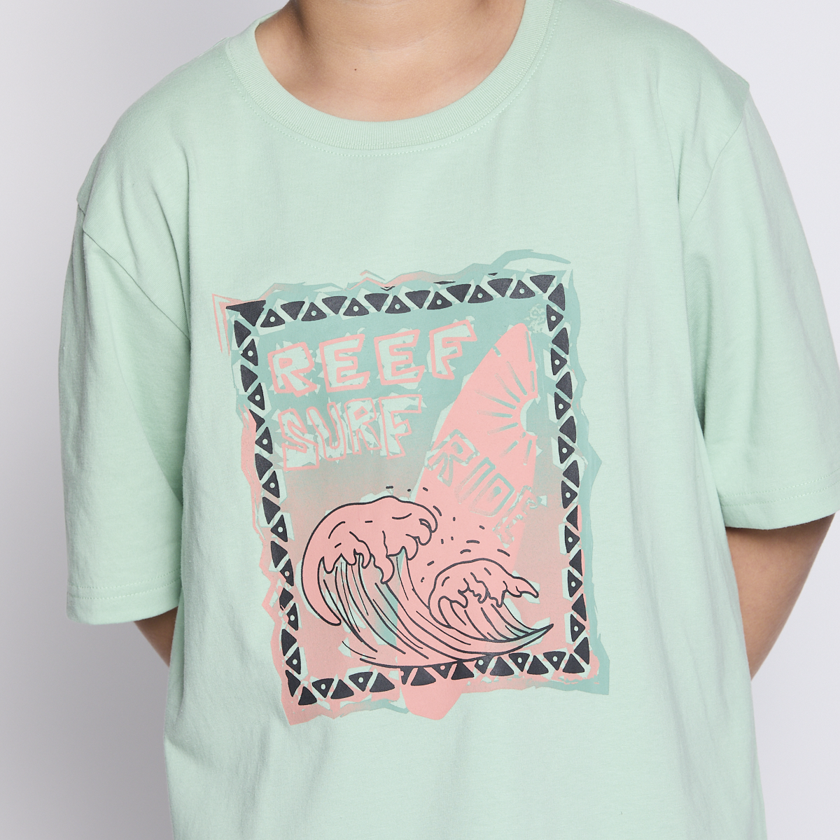 POLERA REEF KIDS LIGHT GREEN PRINT FRONT - 5