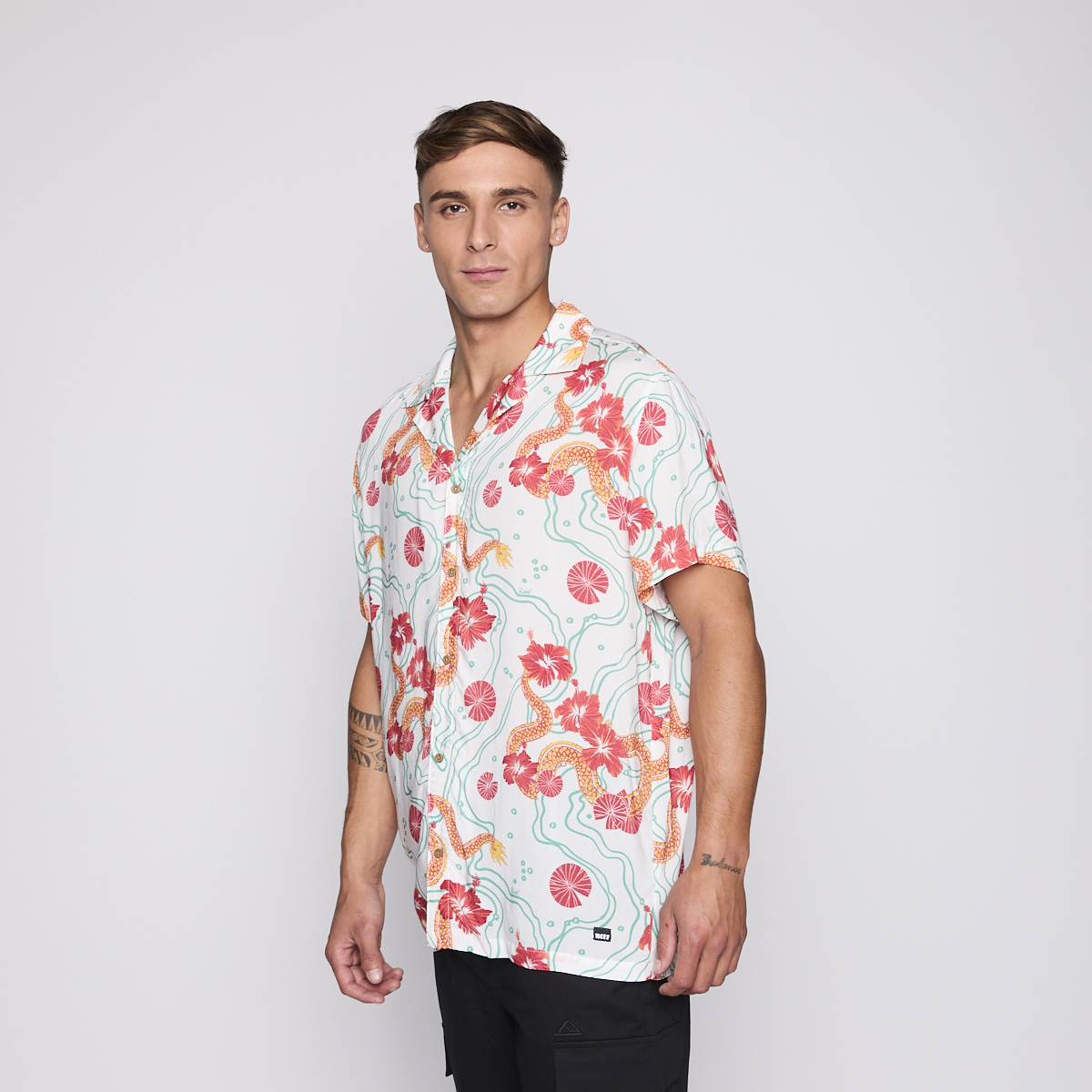 CAMISA REEF MEN BLANCA DRAGONES ROJOS Y FLORES - 2