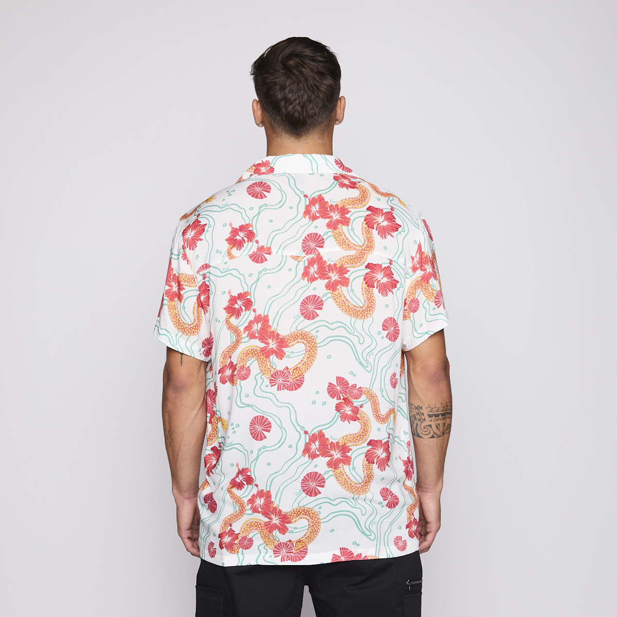 CAMISA REEF MEN BLANCA DRAGONES ROJOS Y FLORES - 3