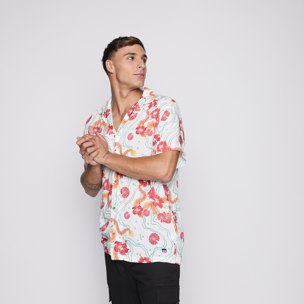 CAMISA REEF MEN BLANCA DRAGONES ROJOS Y FLORES - 4