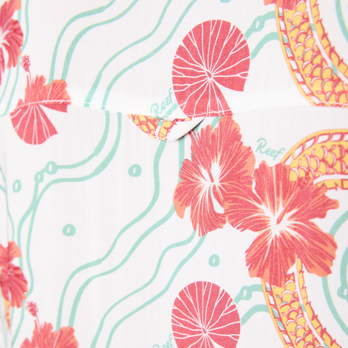 CAMISA REEF MEN BLANCA DRAGONES ROJOS Y FLORES - 7