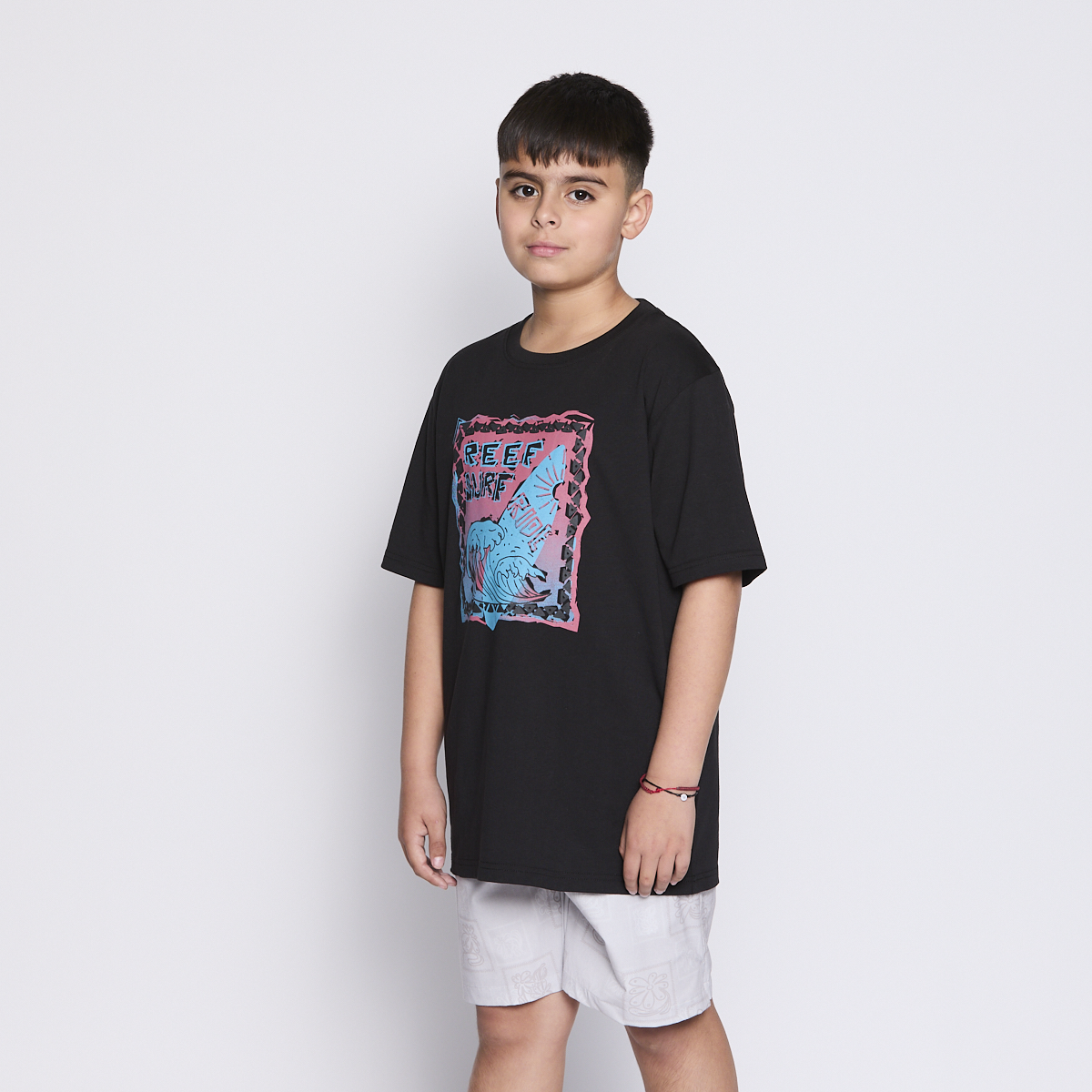 POLERA REEF KIDS BLACK PRINT FRONT - 2