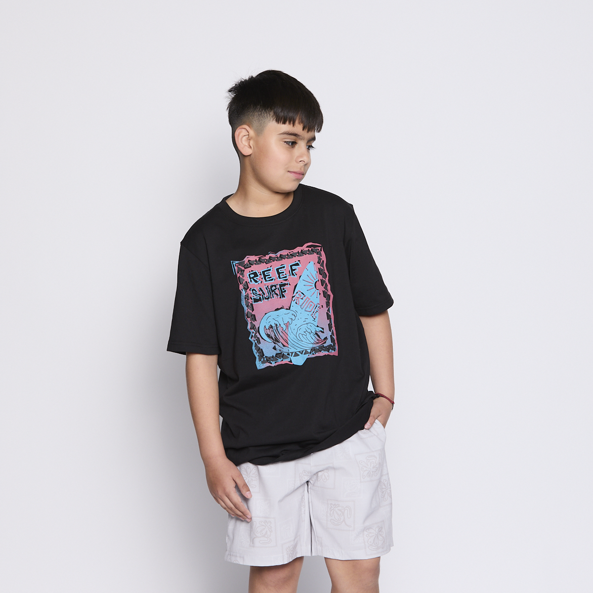 POLERA REEF KIDS BLACK PRINT FRONT - 4