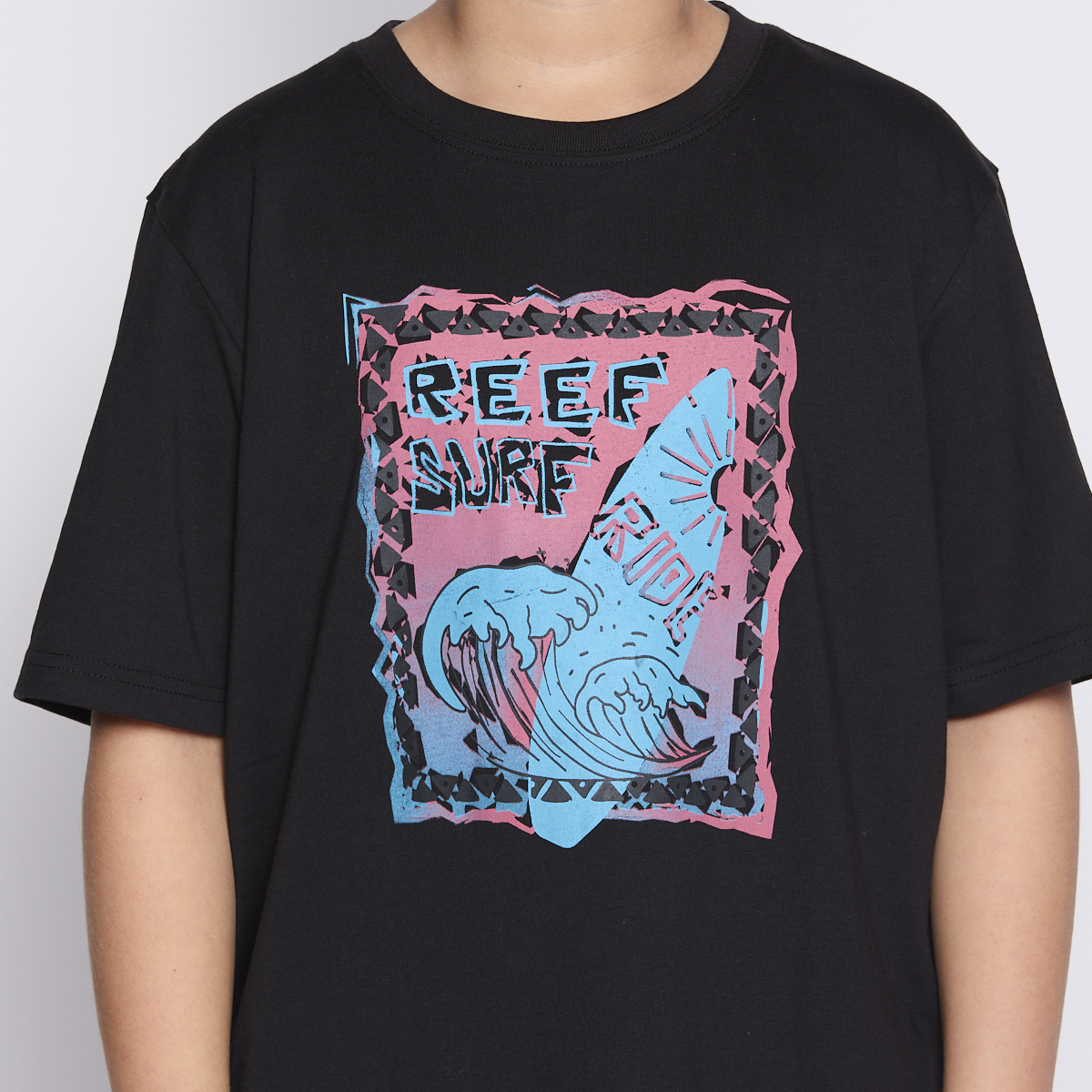 POLERA REEF KIDS BLACK PRINT FRONT - 5